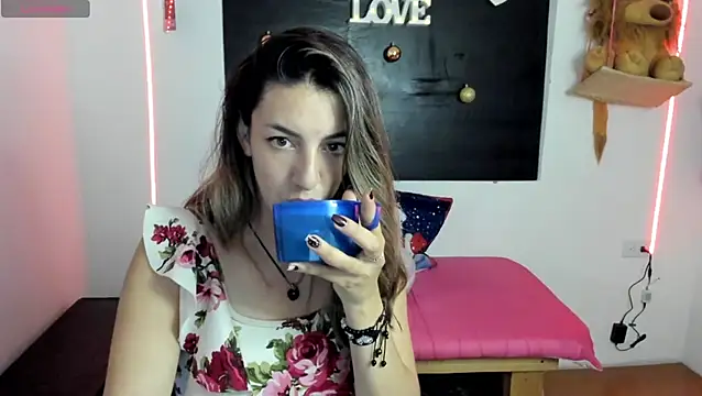 Snapshot of queen-natty chatting on December 24, 2024, 4:22 am queen-natty online show from December 24, 2024, 4:22 am