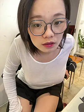 Snapshot of Bella0815 chatting on March 17, 2025, 6:40 am Bella0815 online show from March 17, 2025, 6:40 am