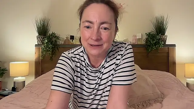 Snapshot of LouiseTswing chatting on December 12, 2024, 2:44 pm LouiseTswing online show from December 12, 2024, 2:44 pm