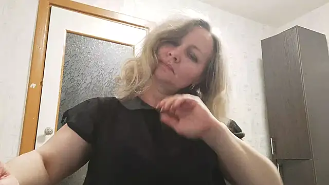 Snapshot of EdithManning chatting on May 21, 2026, 6:04 pm EdithManning online show from May 21, 2026, 6:04 pm