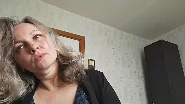 Snapshot of EdithManning chatting on June 2, 2026, 7:43 am EdithManning online show from June 2, 2026, 7:43 am