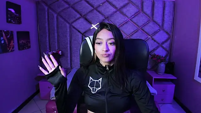 Miaa Thopmson online show from December 17, 2025, 4:46 pm