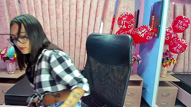 Miaa Thopmson online show from December 18, 2025, 10:05 pm