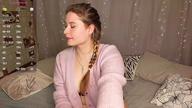 Snapshot of sophie__lee chatting on October 13, 2025, 3:45 pm sophie  lee online show from October 13, 2025, 3:45 pm