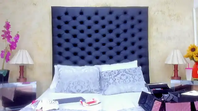 NahomiWhitel online show from February 19, 2026, 12:45 pm