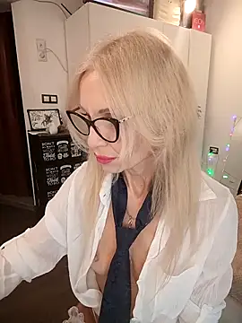 Snapshot of Mila_Lovi chatting on February 13, 2026, 10:44 am Mila Lovi online show from February 13, 2026, 10:44 am