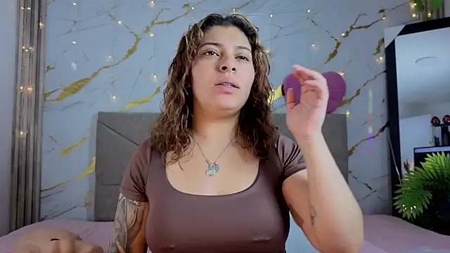 Snapshot of agatha_97_ chatting on February 20, 2026, 3:25 am agatha 97 online show from February 20, 2026, 3:25 am