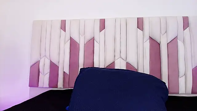 mia stanfort online show from November 7, 2025, 7:14 pm