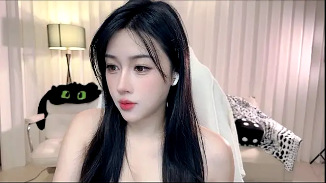 K-moumou online show from November 12, 2025, 3:23 pm