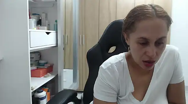 Snapshot of RoxanaLove9 chatting on December 27, 2024, 4:04 am RoxanaLove9 online show from December 27, 2024, 4:04 am