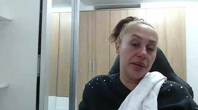 Snapshot of RoxanaLove9 chatting on January 4, 2025, 12:16 am RoxanaLove9 online show from January 4, 2025, 12:16 am