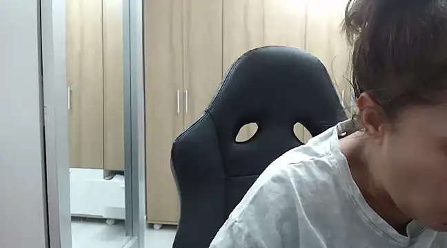 Snapshot of RoxanaLove9 chatting on February 6, 2025, 3:59 am RoxanaLove9 online show from February 6, 2025, 3:59 am