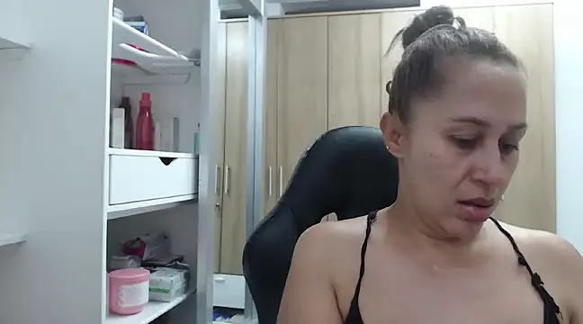 Snapshot of RoxanaLove9 chatting on February 14, 2025, 10:14 pm RoxanaLove9 online show from February 14, 2025, 10:14 pm