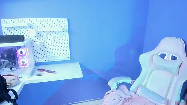 Annie9  online show from October 2, 2025, 2:40 am