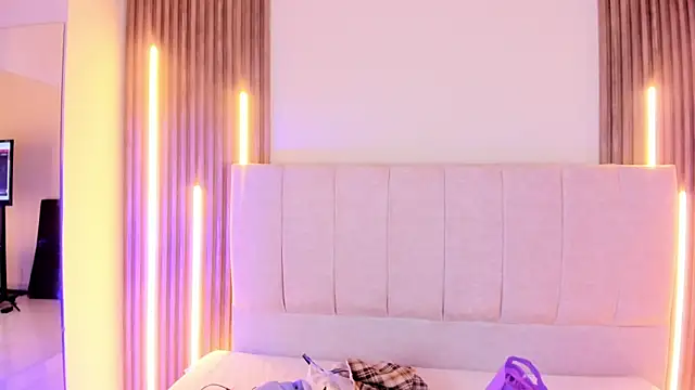 Annie9  online show from April 17, 2026, 3:31 am