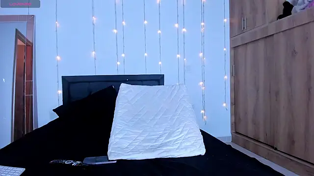 medussa13  online show from February 3, 2025, 12:03 pm