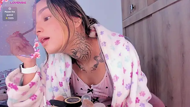 medussa13  online show from November 14, 2025, 1:10 pm