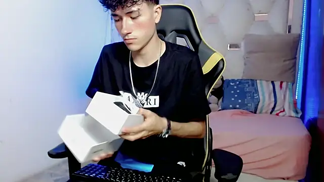 johnny cagee online show from December 18, 2025, 3:23 am