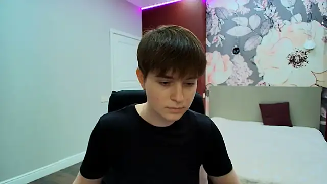 EmiliaYours online show from April 7, 2026, 2:17 pm