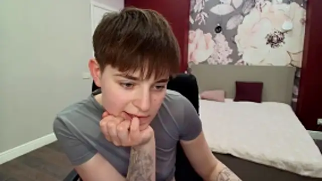 EmiliaYours online show from April 15, 2026, 2:57 pm