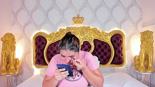 KendralHolson online show from November 9, 2025, 4:22 am