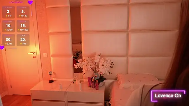 Lilly Colins online show from October 15, 2025, 7:03 pm