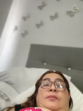 AntonellaAlondra4 online show from November 17, 2025, 1:28 pm