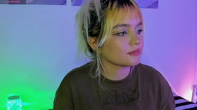 Snapshot of Pretty__zoe chatting on March 18, 2025, 11:09 pm Pretty zoe online show from March 18, 2025, 11:09 pm