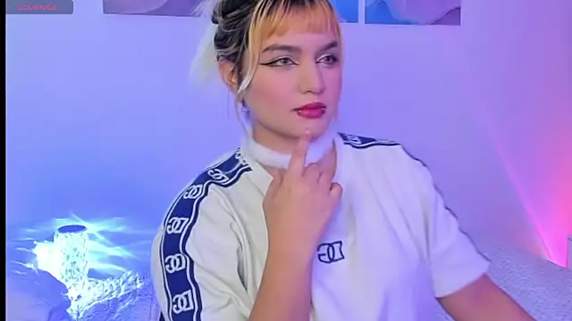 Snapshot of Pretty__zoe chatting on March 19, 2025, 8:54 pm Pretty zoe online show from March 19, 2025, 8:54 pm