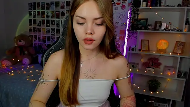 AkiraKatsu online show from September 29, 2025, 12:21 pm