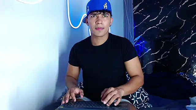 jamescurli  online show from October 1, 2025, 2:45 pm