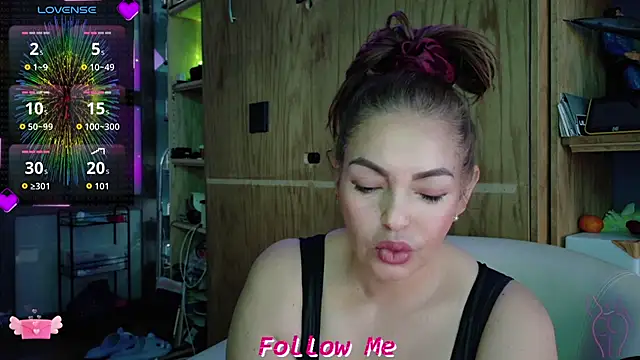 Snapshot of QueenYsuRey chatting on November 10, 2025, 6:29 pm QueenYsuRey online show from November 10, 2025, 6:29 pm