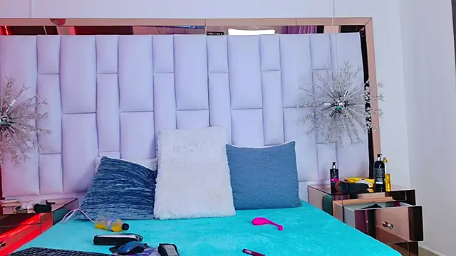 Snapshot of LiliFox18 chatting on December 19, 2024, 7:18 pm LiliFox18 online show from December 19, 2024, 7:18 pm