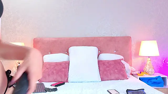 Snapshot of LiliFox18 chatting on February 7, 2025, 7:06 pm LiliFox18 online show from February 7, 2025, 7:06 pm