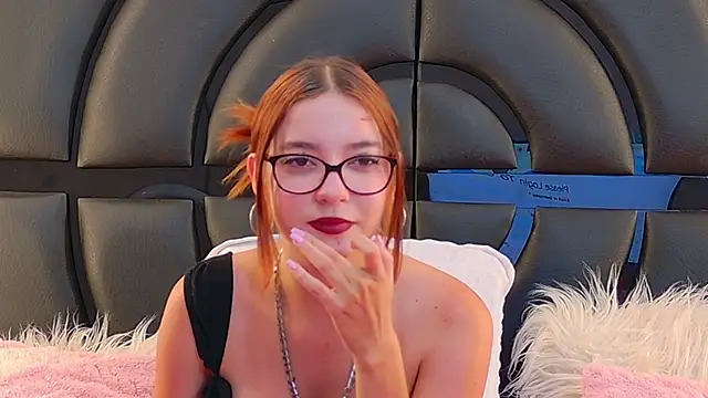 Snapshot of LiliFox18 chatting on March 5, 2025, 10:21 pm LiliFox18 online show from March 5, 2025, 10:21 pm