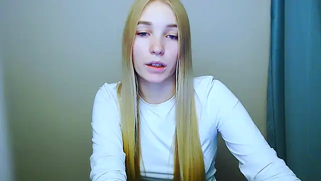 Snapshot of Queen_ofLove chatting on December 3, 2025, 9:35 pm Queen ofLove online show from December 3, 2025, 9:35 pm