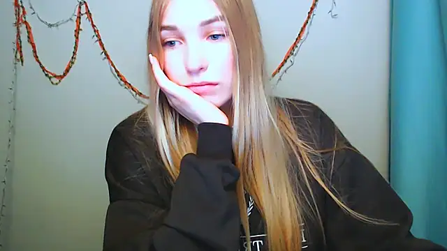 Snapshot of Queen_ofLove chatting on December 14, 2025, 2:44 pm Queen ofLove online show from December 14, 2025, 2:44 pm