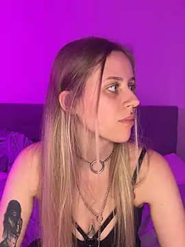 lunawolf21 online show from January 9, 2025, 7:50 pm