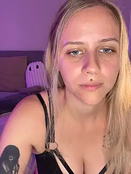 lunawolf21 online show from October 5, 2025, 9:07 am