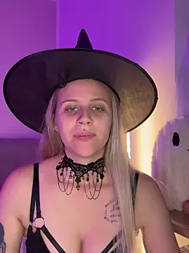 lunawolf21 online show from October 27, 2025, 7:23 am