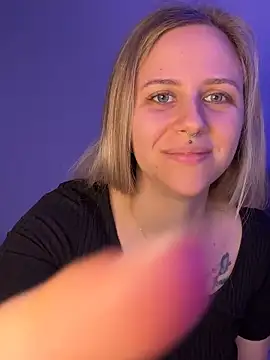 lunawolf21 online show from February 11, 2026, 7:46 am