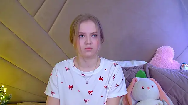 SelinSwarovski online show from December 15, 2025, 4:22 pm