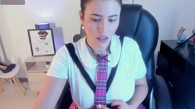 RuthEvans  online show from January 25, 2025, 2:03 pm