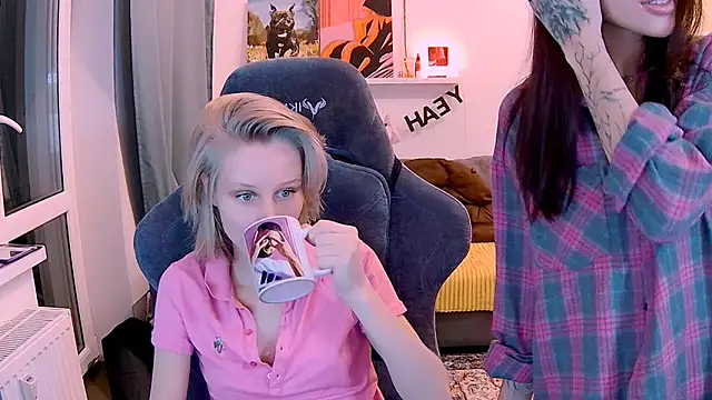 KatiKate online show from November 21, 2025, 2:05 pm