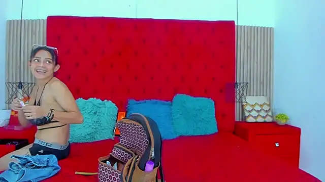 Snapshot of AmeliaANDEmily chatting on February 19, 2025, 7:48 pm AmeliaANDEmily online show from February 19, 2025, 7:48 pm