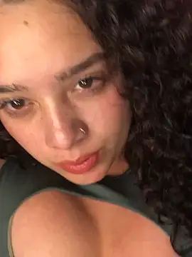 Snapshot of Julieta_333 chatting on March 20, 2025, 5:57 am Julieta 333 online show from March 20, 2025, 5:57 am