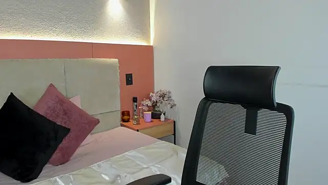 Snapshot of AniiRose chatting on December 23, 2025, 12:41 am AniiRose online show from December 23, 2025, 12:41 am