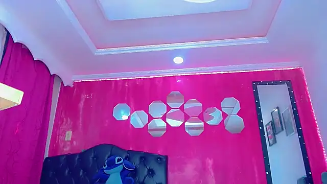 TiffanyMackensyy online show from November 6, 2025, 8:43 pm