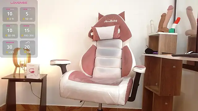 Snapshot of NAOMI_WINDSOR chatting on February 28, 2025, 9:44 pm NAOMI WINDSOR online show from February 28, 2025, 9:44 pm