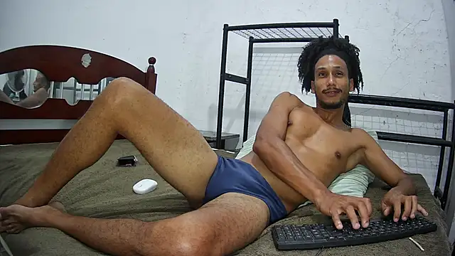 Snapshot of SkinnyLatinMan chatting on October 3, 2025, 12:40 am SkinnyLatinMan online show from October 3, 2025, 12:40 am